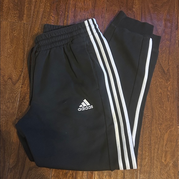 Adidas mens Gray and Black Joggers size Large
Casual/ Sporty - Picture 3 of 3